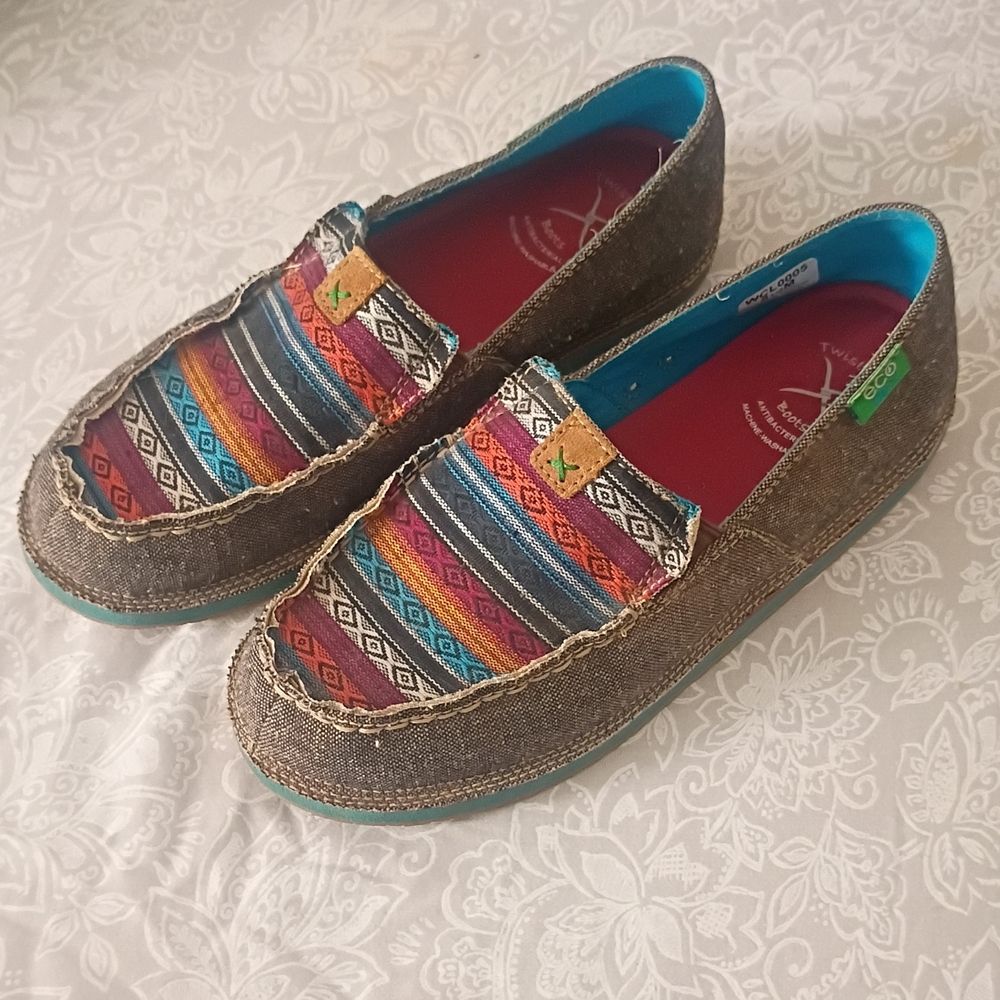 Twisted X Multicolor Patterned Flats